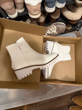 Coconuts by Matisse Flo booties in White